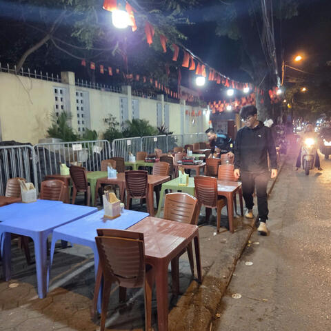 Hà Nội: Tái diễn cảnh quán nướng đêm lấn chiếm vỉa hè, lòng đường