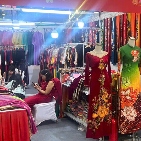 Áo dài Việt tỏa sắc trong không gian Hội chợ Mùa Xuân 2026