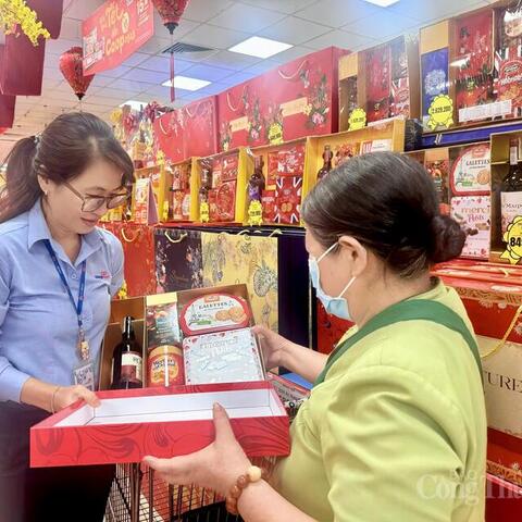 TP. Hồ Chí Minh: Giỏ quà Tết đắt khách, hàng Việt chiếm ưu thế