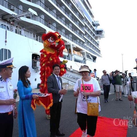 Khánh Hòa đón 800 du khách trên tàu biển hạng sang Seven Seas Explorer