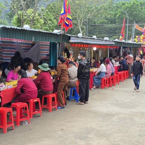 Hàng vạn du khách trẩy hội đầu xuân tại các điểm tâm linh xứ Thanh