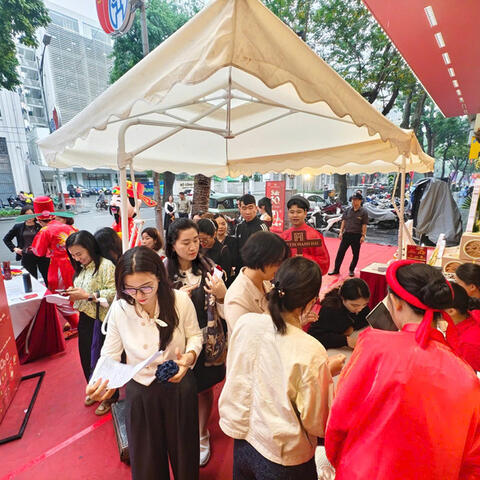 Trải nghiệm 'xé túi mù' gây sốt thị trường vàng ngày vía Thần Tài