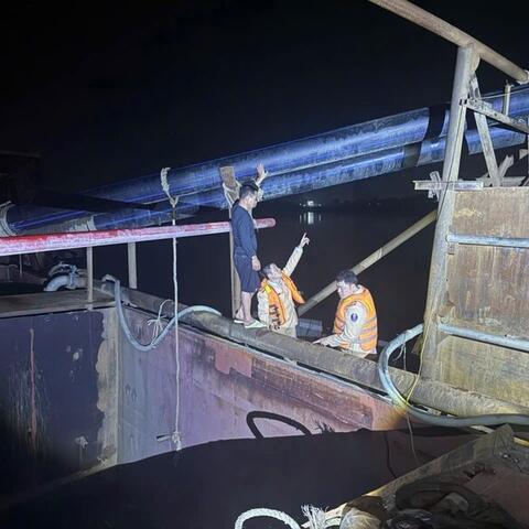 Hà Nội: Bắt giữ 2 tàu khai thác cát trái phép trên sông Cầu