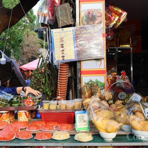 Người dân Thủ đô tất bật sắm lễ trong ngày rằm tháng Giêng