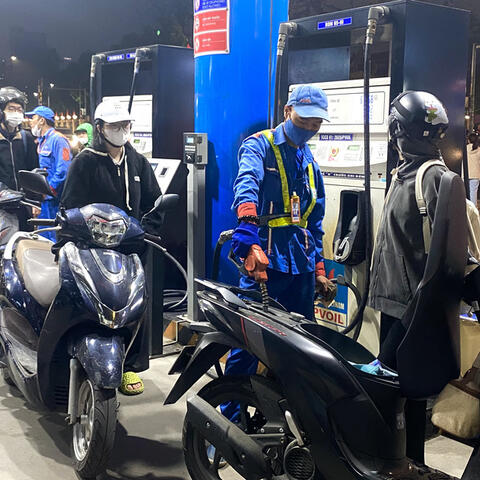 Giá dầu thế giới lên cao nhất trong 4 năm