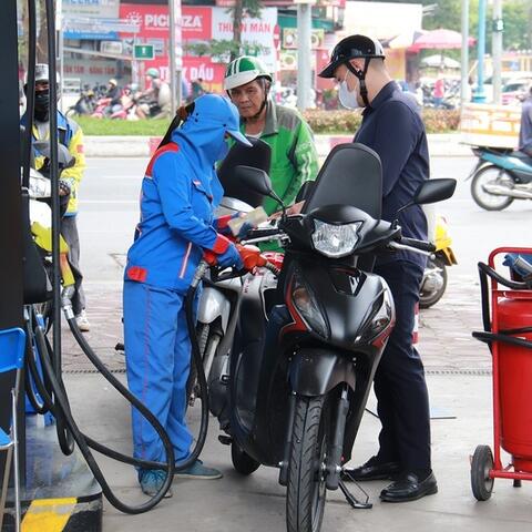 Giá xăng dầu hôm nay 12/3/2026:  Trong nước giảm gần 4.000 đồng/lít