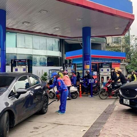 Thủ tướng yêu cầu xử lý nghiêm hành vi đầu cơ, găm hàng xăng dầu