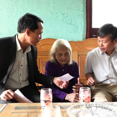 Mang thùng phiếu đến tận nhà giúp Mẹ Việt Nam anh hùng bỏ phiếu