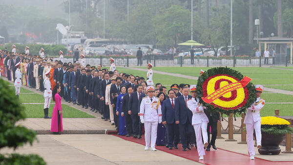 Lãnh đạo Đảng, Nhà nước đặt vòng hoa viếng Lăng Chủ tịch Hồ Chí Minh