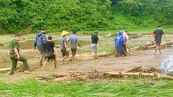 Lai Châu: Giải cứu thành công 2 người  mắc kẹt giữa dòng lũ