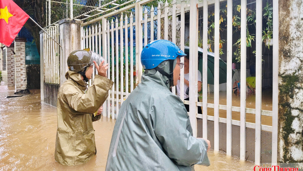 Gia Lai: Lực lượng chức năng kịp thời giúp dân chạy ngập giữa mưa lớn