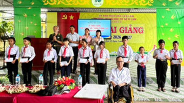 Ấm áp những suất học bổng 'Xây dựng tương lai' tặng HS miền núi An Giang
