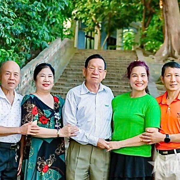 Hơn 40 năm tận tụy nuôi khỉ trên đảo Rều