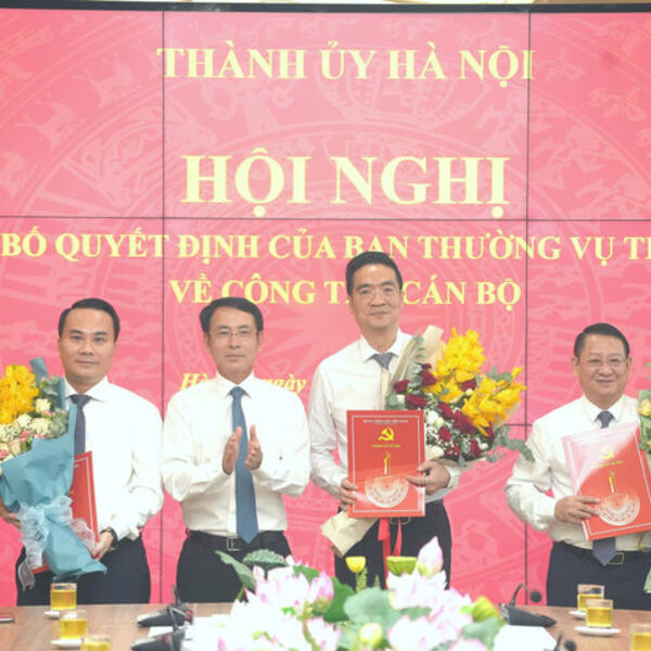 Hà Nội công bố và trao các quyết định về công tác cán bộ