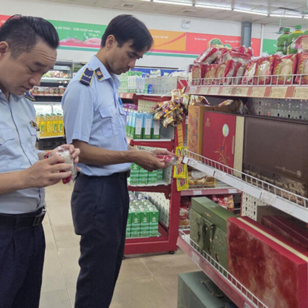 Kiểm soát hàng hóa dịp Trung thu từ phố cổ đến ngoại thành Hà Nội