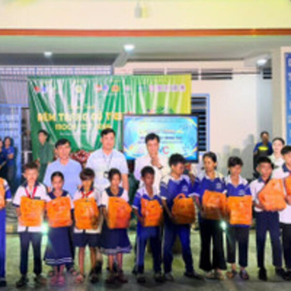 Chương trình 'Đêm trăng cổ tích' đến với học sinh xã biên giới ở An Giang