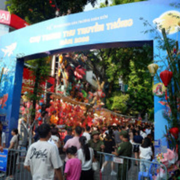 Tấp nập 'Chợ Trung thu truyền thống 2026' ở phố Hàng Mã