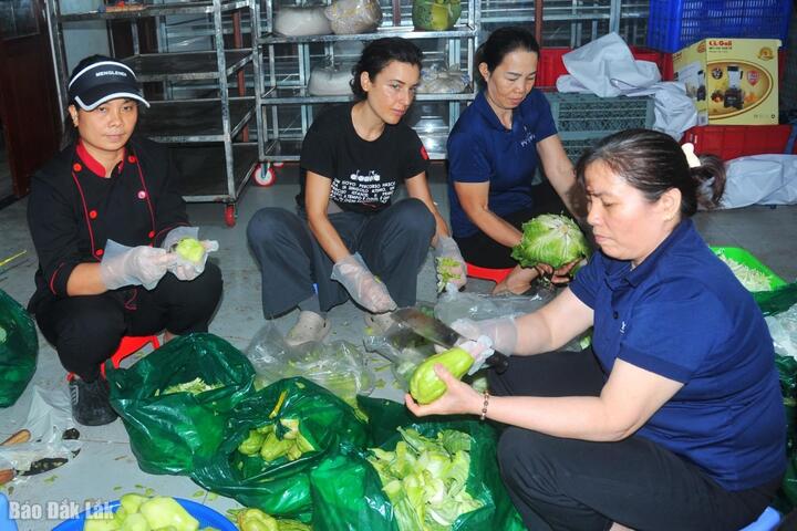 Hơn 120 tấn hàng hóa, lương thực hỗ trợ bà con vùng lũ