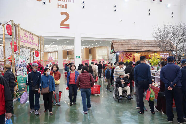 Chùm ảnh: Du khách nườm nượp đổ về Hội chợ Mùa Xuân 2026