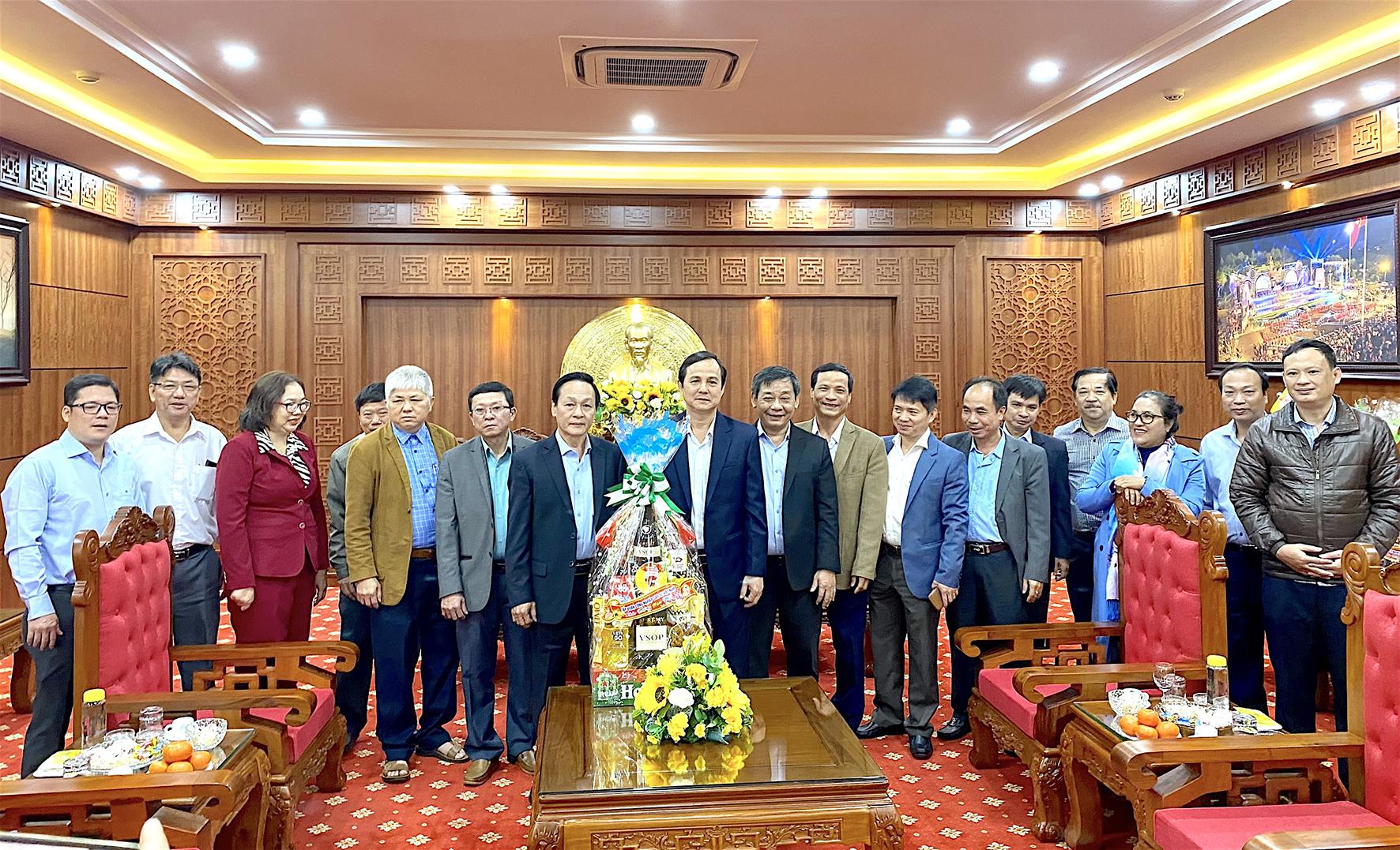 Đoàn công tác của Tập đoàn Công nghiệp Cao su Việt Nam tặng quà chúc Tết cho Tỉnh ủy Gia Lai. Ảnh: Hồng Thi