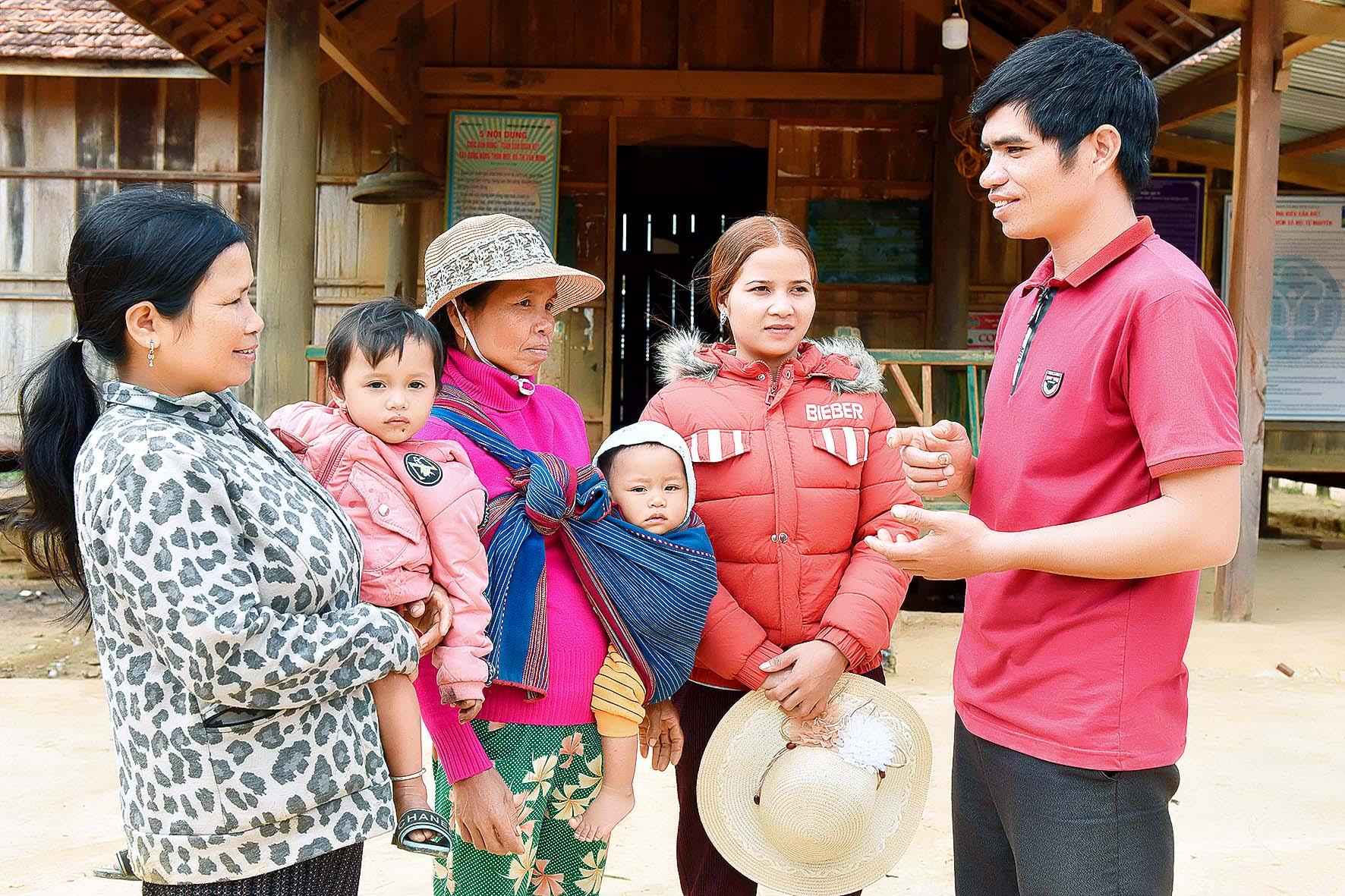 5.Ông Đinh Văn Phan –phó Chủ tịch UBMTTQ xã Sơ Pai xuống cơ sở tuyên truyền vận động người đồng bào dân tộc thiểu số thay đổi cách làm ăn, để người dân áp dụng chuyển đổi cây trồng vật nuôi đem lại hiệu quả kinh tế cao, nâng cao đời sống.