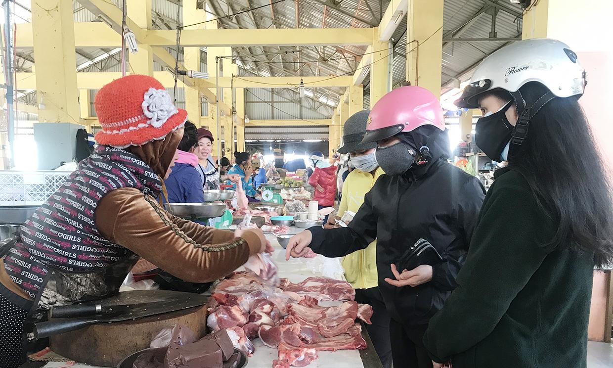 Tại các quầy thịt người dân mua rất đông. Ảnh: Vũ Thảo