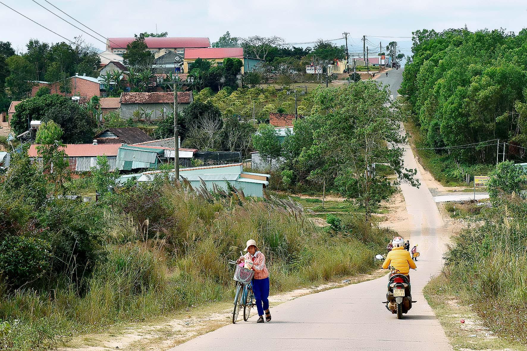 2.Hiện nay, đường giao thông từ huyện đến trung tâm xã được nhựa hóa; đường trục liên thôn trong xã 13km đã được cứng hóa bằng bê tông xi măng, tạo điều kiện thuận lợi cho việc đi lại và trao đổi mua bán của người dân.