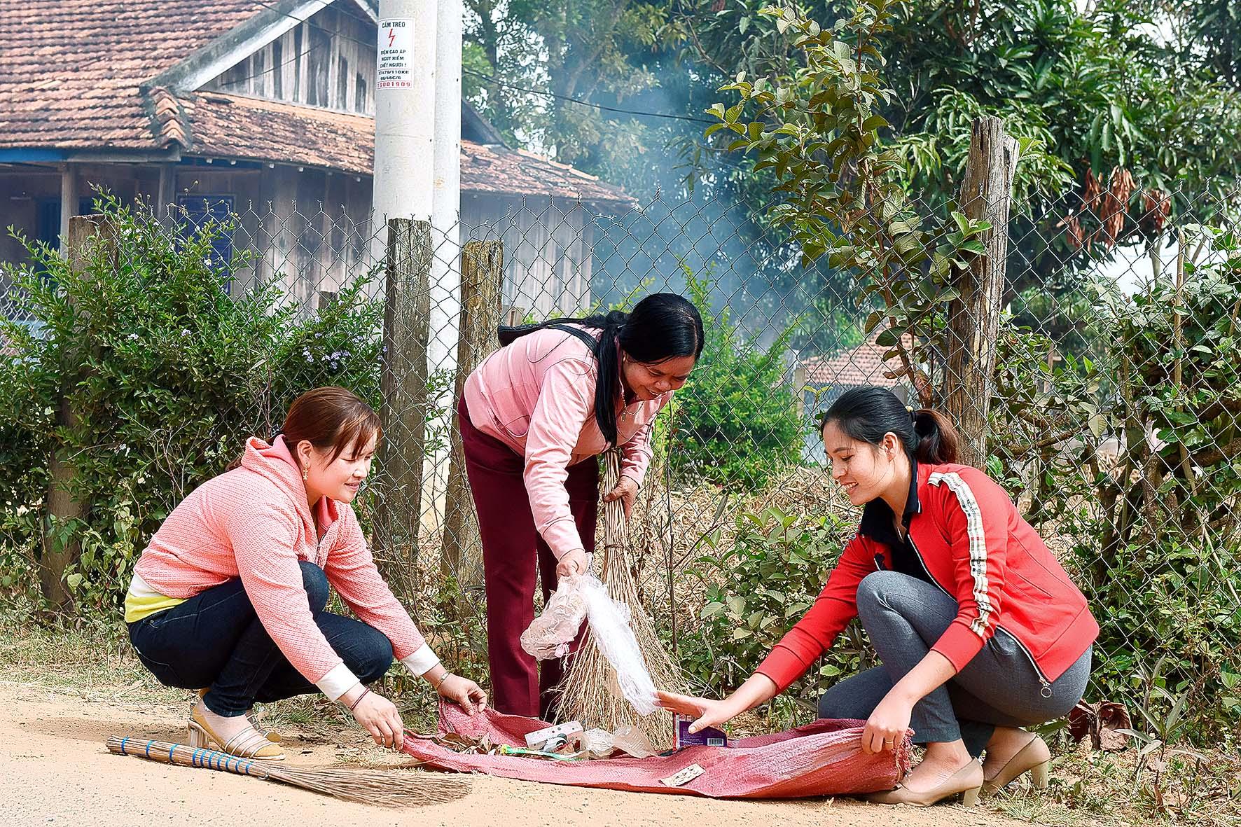 8.Bà con làng Tơ Kơr thu gom rác thải, duy trì tốt vệ sinh môi trường vào ngày cuối tuần.