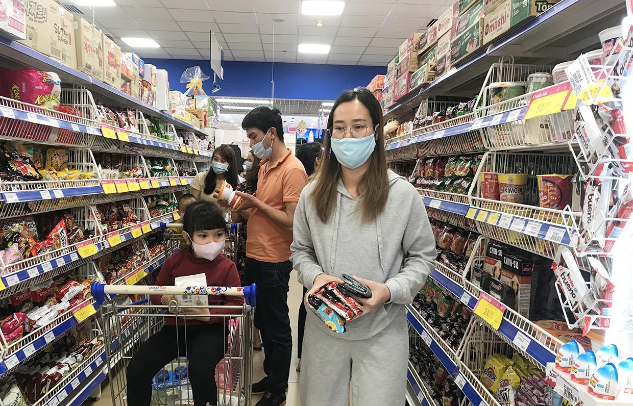 Mì tôm là một trong những mặt hàng được người dân tìm mua. Ảnh: Vũ Thảo