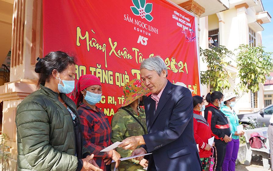 Ông Lê Đức Thảo - Phó GĐ Công ty CP Sâm Ngọc Linh trao quà cho hộ nghèo xã Măng Ri, huyện Tu Mơ Rông, tỉnh Kon Tum.