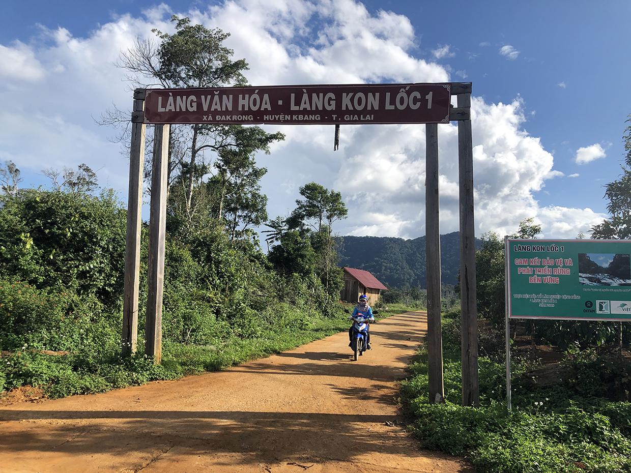 Nhờ ông Váo, tích cực tuyên truyện vận động nhân dân tập trung phát triển kinh đến nay làng Kon Lốc 1, xã Đak Rong, huyện Kbang, không còn hộ nghèo.  Ảnh: Ngọc Minh