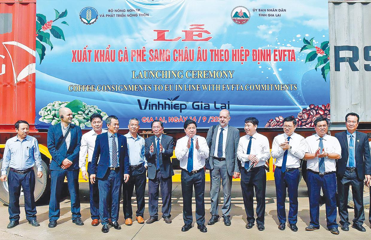 Lãnh đạo Bộ Nông nghiệp và PTNT và tỉnh Gia Lai phát lệnh xuất phát xe chở hàng xuất khẩu cà phê theo Hiệp định EVFTA. Ảnh: Đức Thụy