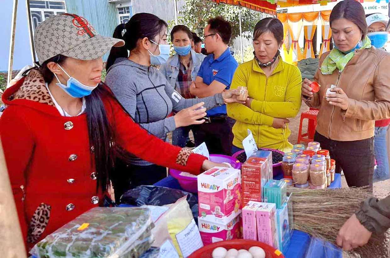 Khách hàng mua các sản phẩm nông nghiệp sạch tại phiên chợ nông sản an toàn huyện Ia Pa. Ảnh Vũ Chi