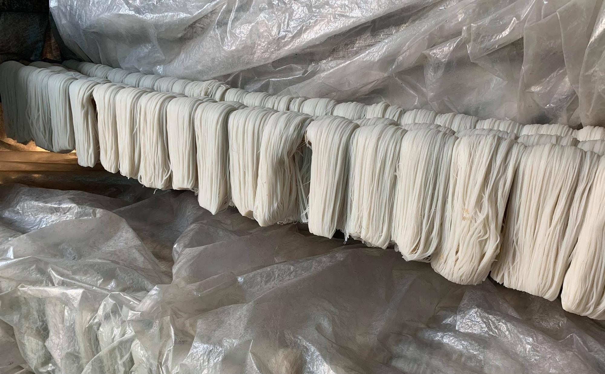 Các công đoạn khác cũng được người dân thực hiện rất tỉ mỉ để đảm bảo vệ sinh.