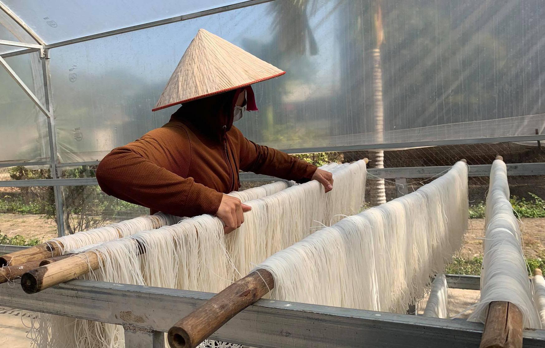 Từ một vài hộ ban đầu, giờ đây ở Khánh Xuân đã hình thành làng miến Chi Lăng với 50 hộ làm nghề này.