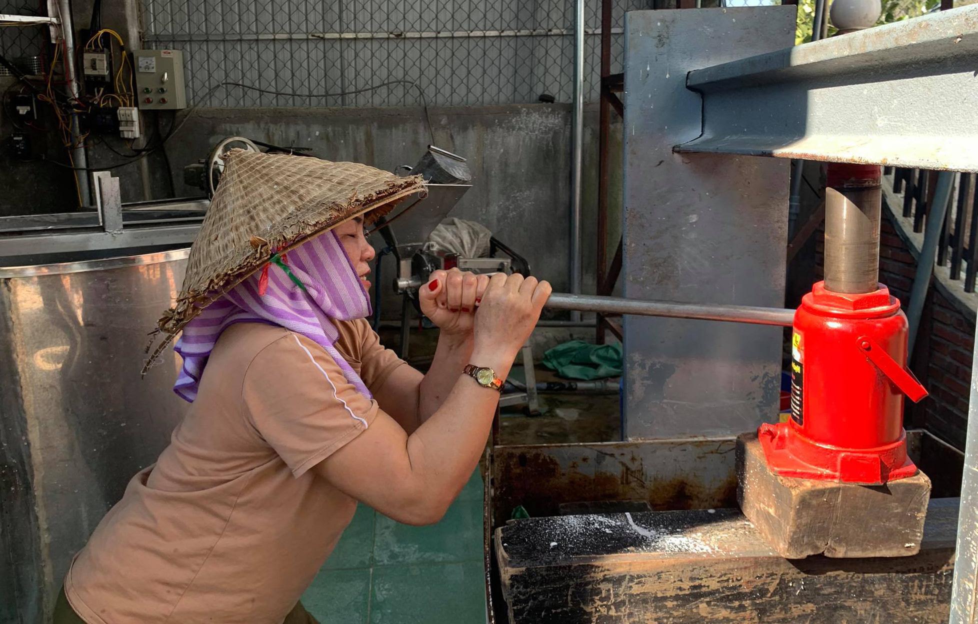 Nghề làm miến ban đầu đều làm thủ công và khá nặng nhọc nhưng đã tạo được thu nhập ổn định cho người dân.