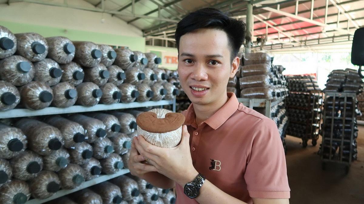 Nguyễn Xuân Truyện cùng mô hình trồng nấm của mình