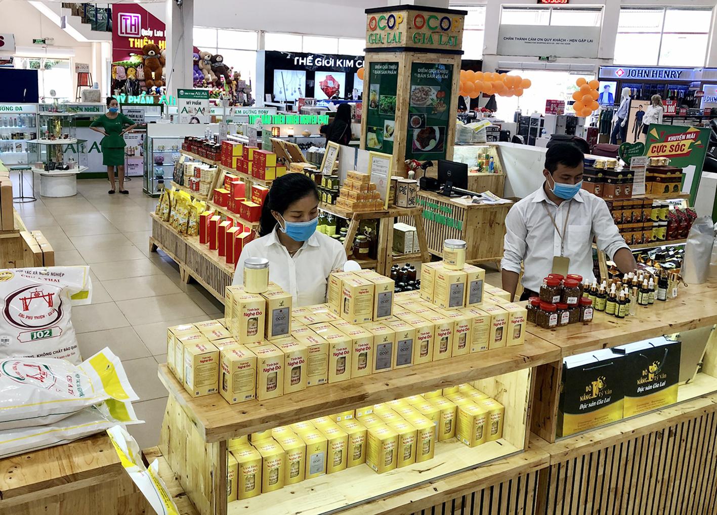 Gian hàng trưng bày và bán các sản phẩm OCOP của tỉnh tại Siêu thị Co.op Mart Pleiku. Ảnh: Lê Nam
