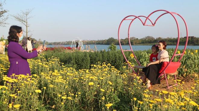 Nhiều du khách và bạn trẻ thích thú chụp hình ở vườn hoa