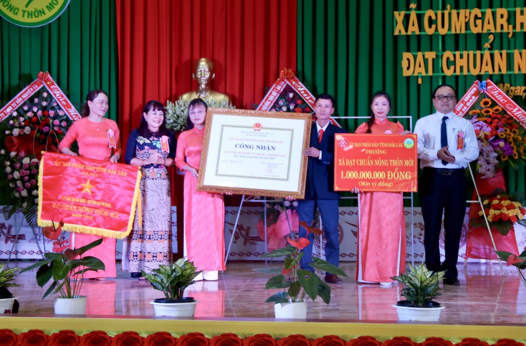 Xã Cư M’gả đón nhận Bằng Công nhận NTM, Cờ thi đua và công trình phúc lợi trị giá 1 tỷ đồng