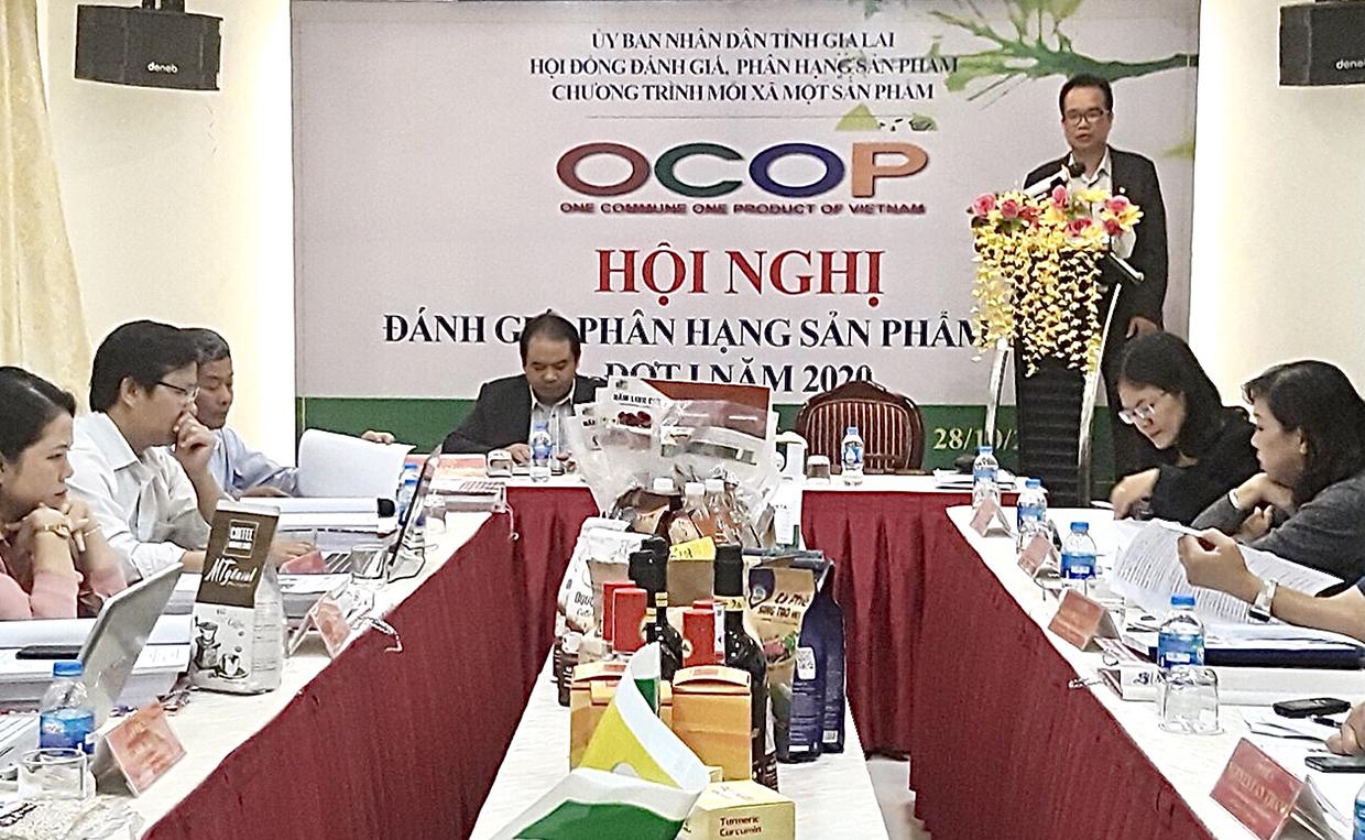 Hội đồng đánh giá, phân hạng sản phẩm OCOP năm 2020. Ảnh: Lê Nam