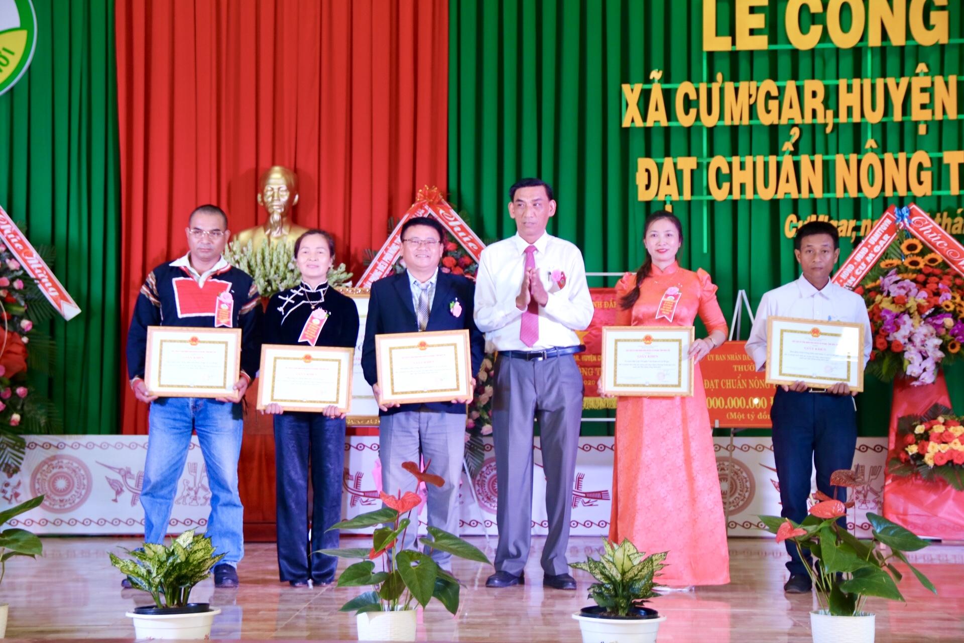 Các tập thể vinh dự nhận giấy khen của UBND huyện Cư M’gar