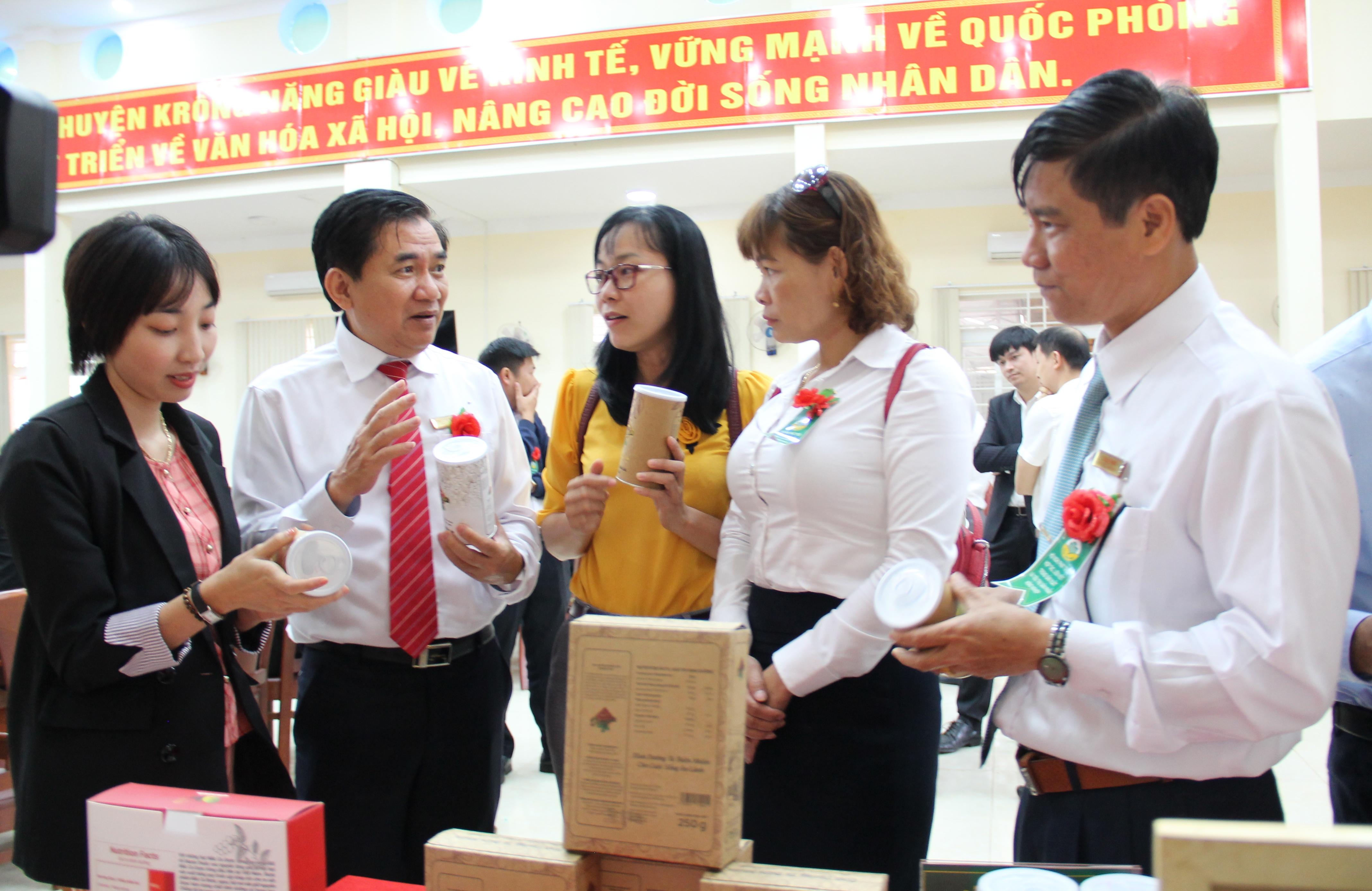 Sản phẩm mắc ca được trưng bày, giới thiệu tại Hội nghị về phát triển hợp tác, liên kết sản xuất trên địa bàn  huyện Krông Năng tổ chức cuối tháng 3-2021.