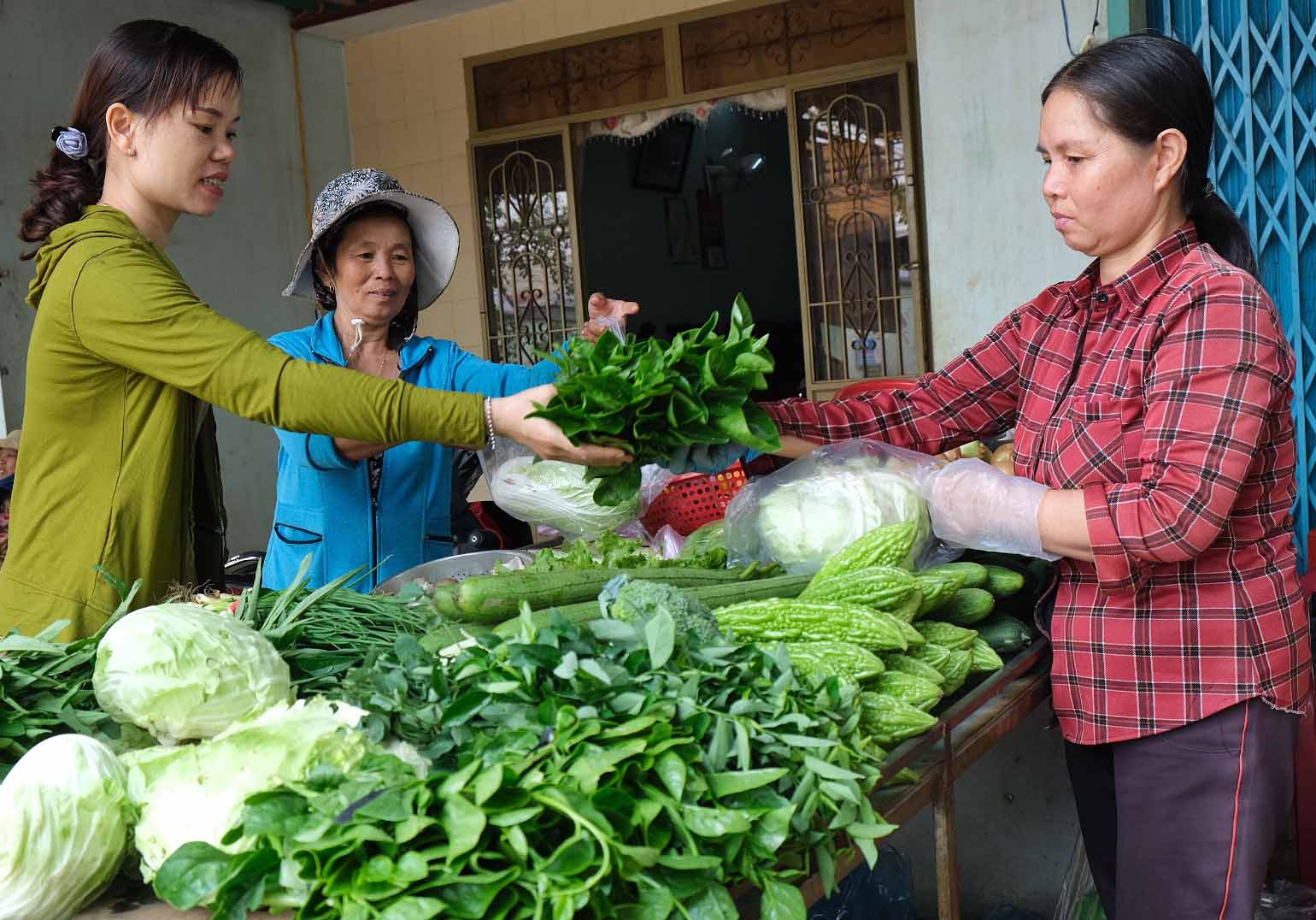 Sạp rau quả của bà Bùi Thị Thảnh tại chợ xã Ia Nhin (huyện Chư Păh) được khách hàng tin dùng. Ảnh: Minh Châu