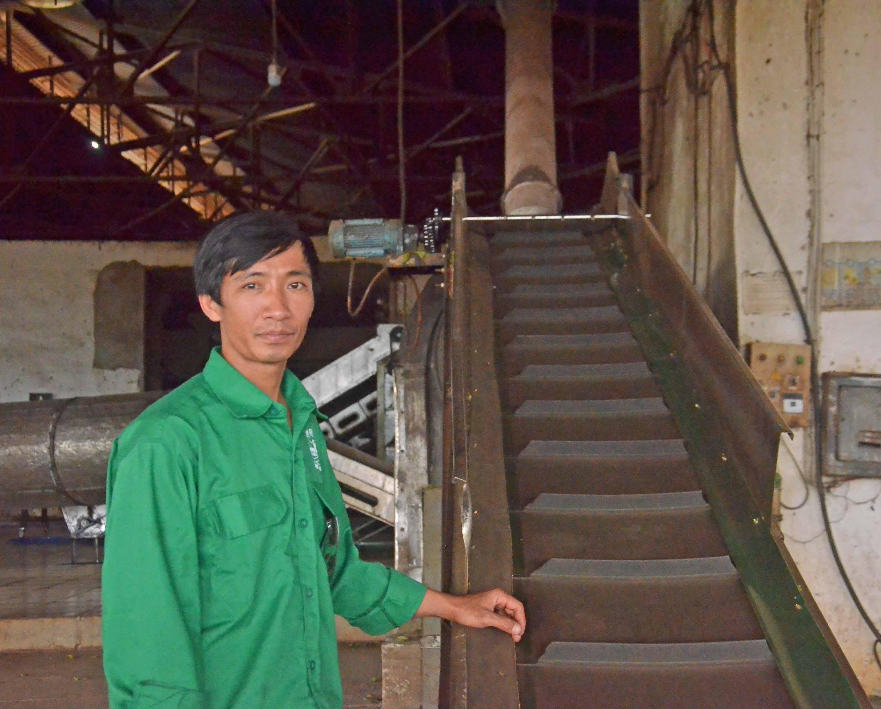 Anh Nguyễn Ngọc Thạch bên băng tải tại Nhà máy chế biến chè và cà phê (Công ty cổ phần Chè Biển Hồ). Ảnh: Khôi Nguyên