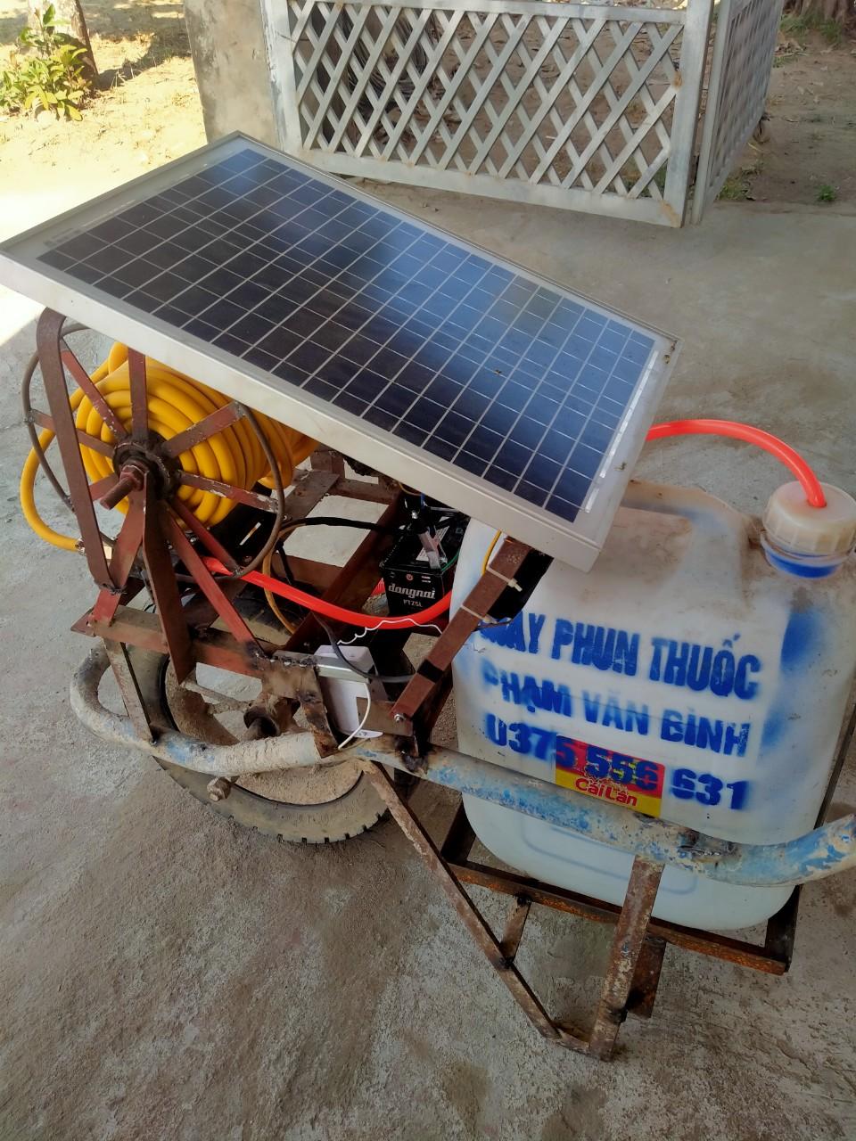 Cận cảnh chiếc máy phun thuốc bảo vệ thực vật sử dụng pin năng lượng mặt trời do anh Phạm Văn Bình sáng chế-ảnh P.L