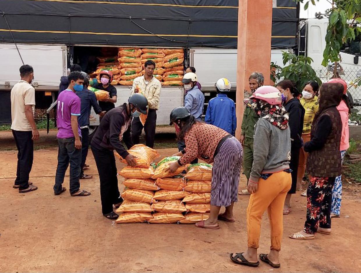 Cấp lúa giống cho nông dân xã Glar (huyện Đak Đoa). Ảnh: Vũ Thảo