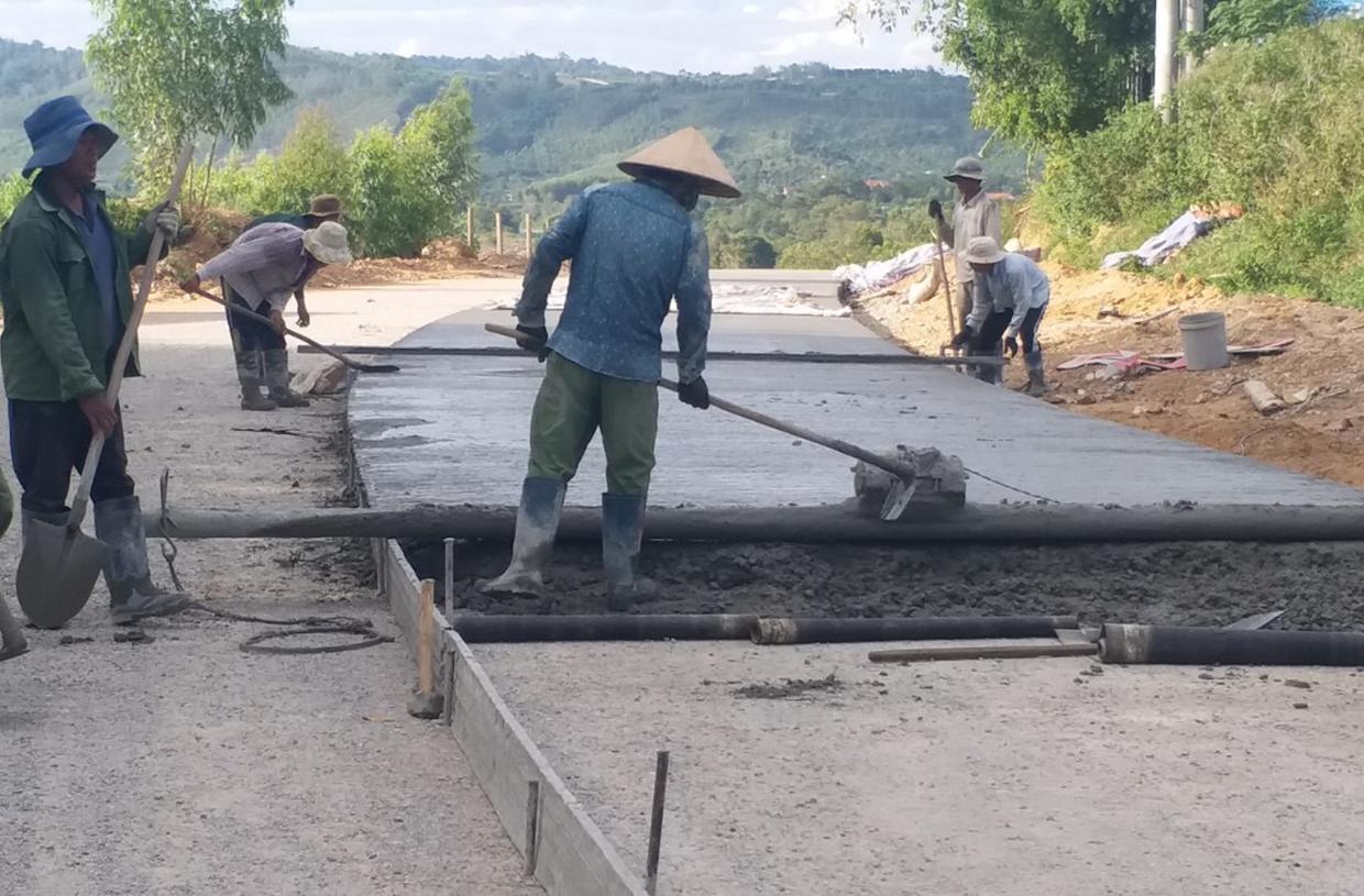 Làm đường giao thông nông thôn ở xã Kông Lơng Khơng (huyện Kbang). Ảnh: Nguyễn Diệp