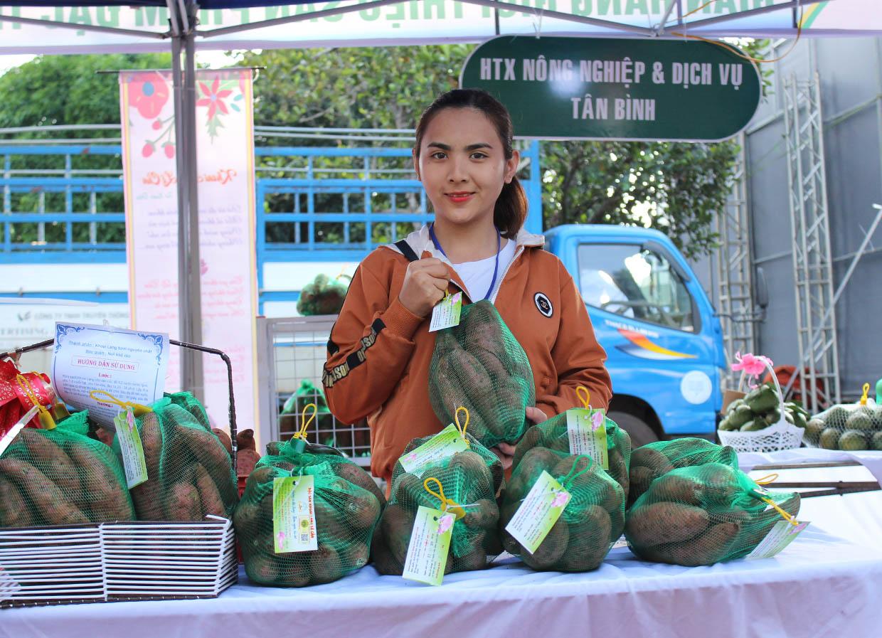 Chợ phiên nông sản an toàn được huyện tổ chức vào ngày 15 hàng tháng là cơ hội để quảng bá sản phẩm OCOP đến với người dân và du khách.