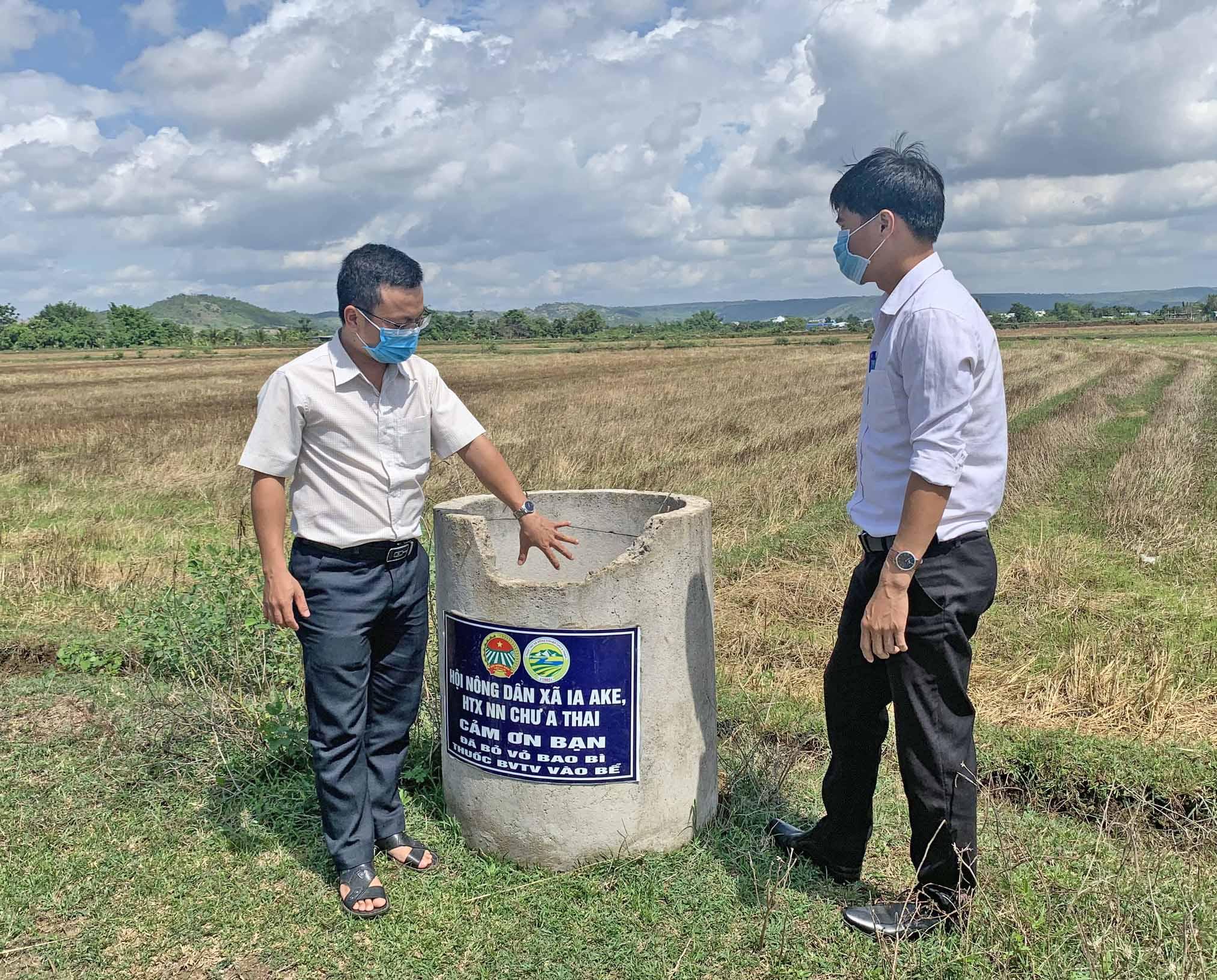 Bể chứa rác thải nông nghiệp ở xã Ia Ake góp phần làm sạch đồng ruộng. Ảnh: Hoành Sơn
